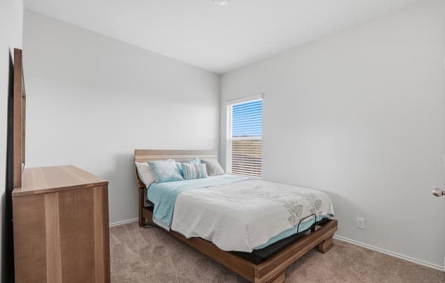 5-bedroom rental at 10410 McIntosh in San Antonio, TX — photo 4