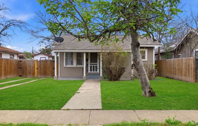 4-bedroom rental at 230 Thompson in San Antonio, TX — photo 3