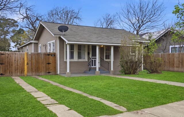 4-bedroom rental at 230 Thompson in San Antonio, TX — photo 4