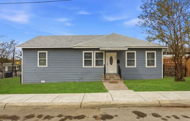 4-bedroom rental at 1803 Calhoun in San Antonio, TX — photo 2