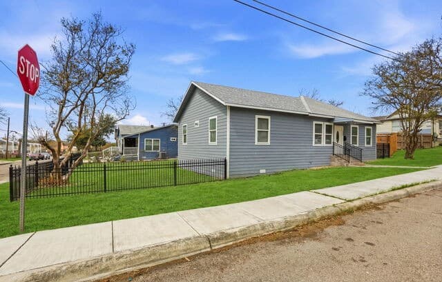 4-bedroom rental at 1803 Calhoun in San Antonio, TX — photo 3