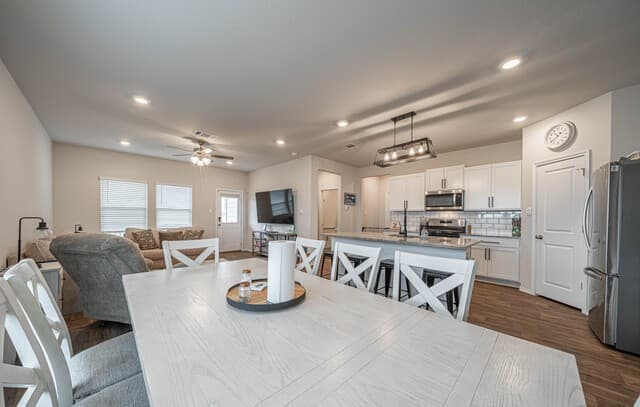 5-bedroom rental at 15623 Mint Patch Meadow in San Antonio, TX — photo 2