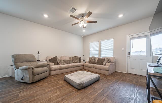 5-bedroom rental at 15623 Mint Patch Meadow in San Antonio, TX — photo 4