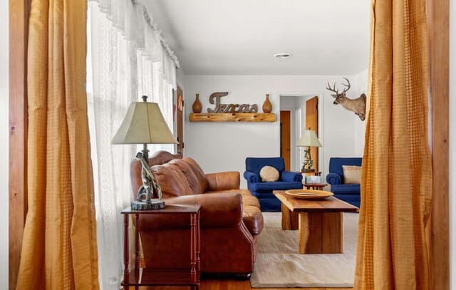 4-bedroom rental at 222 Eastley in San Antonio, TX — photo 4