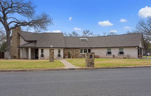 3-bedroom rental at 403 Candlelight in Fredericksburg, TX — photo 2
