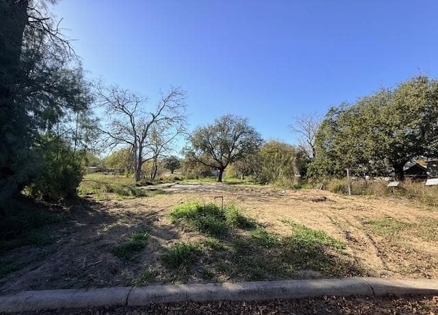 rental at 909 Ohio in Pleasanton, TX — photo 2