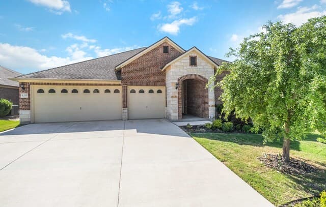 4-bedroom rental at 8311 Merchants Ldg in San Antonio, TX — photo 2