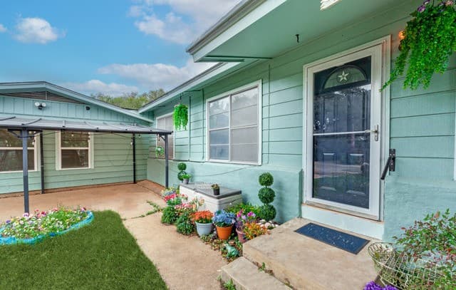 4-bedroom rental at 914 6th in Blanco, TX — photo 2