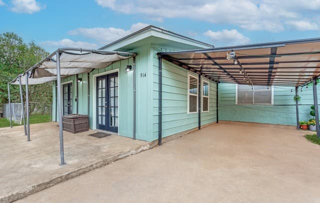 4-bedroom rental at 914 6th in Blanco, TX — photo 4