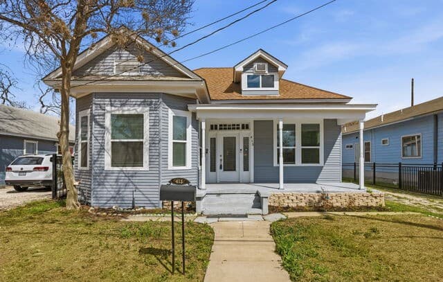 3-bedroom rental at 415 Helena in San Antonio, TX — photo 1