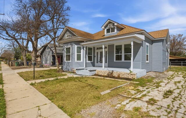 3-bedroom rental at 415 Helena in San Antonio, TX — photo 2