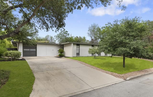 3-bedroom rental at 501 Thelma Dr in Olmos Park, TX — photo 2