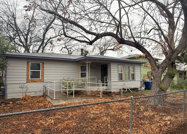 4-bedroom rental at 207 29th in San Antonio, TX — photo 1