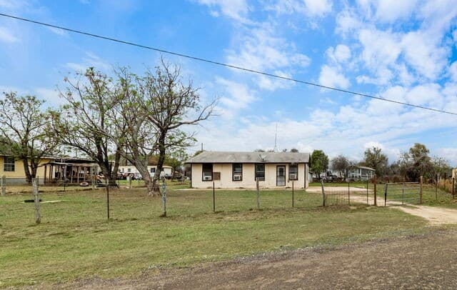 3-bedroom rental at 844 County Road 6846 in Lytle, TX — photo 1