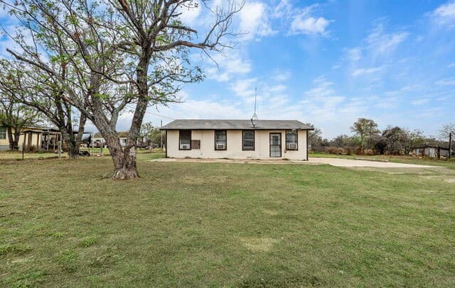 3-bedroom rental at 844 County Road 6846 in Lytle, TX — photo 2