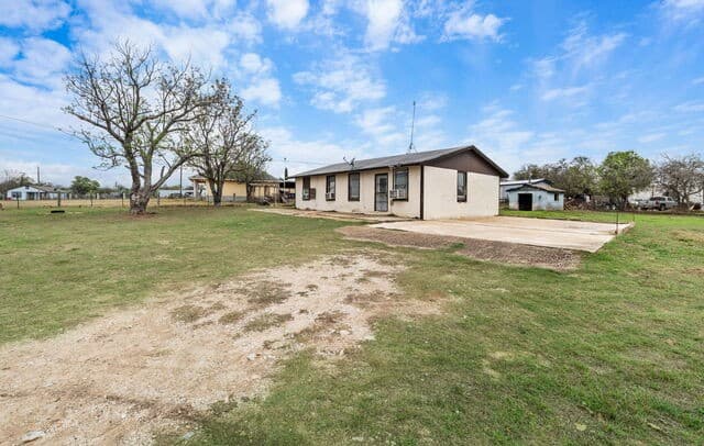 3-bedroom rental at 844 County Road 6846 in Lytle, TX — photo 3
