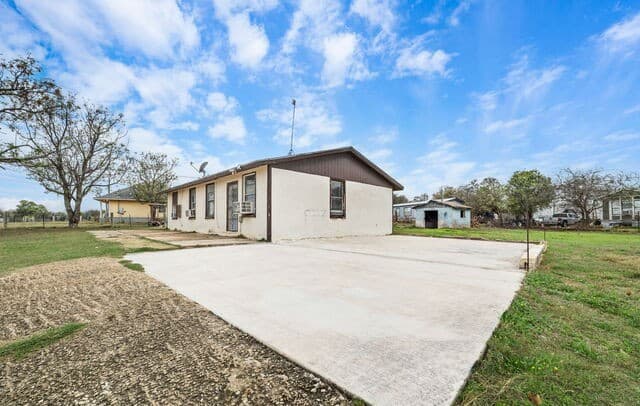 3-bedroom rental at 844 County Road 6846 in Lytle, TX — photo 5