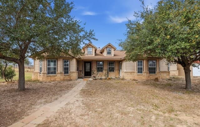 3-bedroom rental at 370 Alberts Ln in Somerset, TX — photo 2