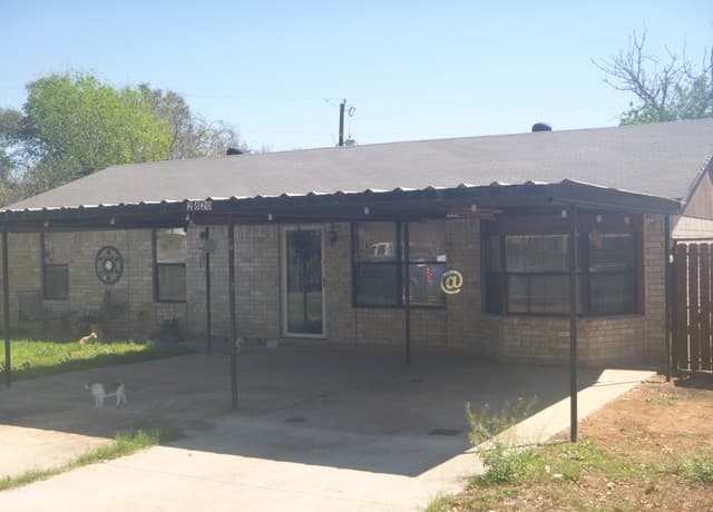 3-bedroom rental at 2820 County Road 1129 in Pearsall, TX — photo 3