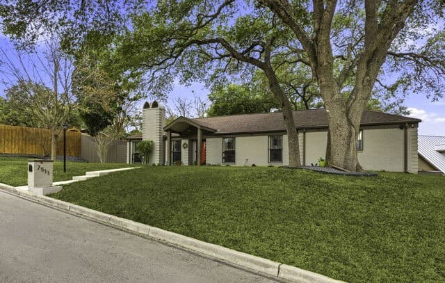 2-bedroom rental at 7511 Robin Rest in San Antonio, TX — photo 2