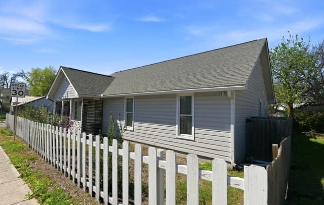 3-bedroom rental at 419 Hackberry in San Antonio, TX — photo 2