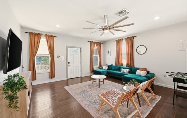 3-bedroom rental at 419 Hackberry in San Antonio, TX — photo 4