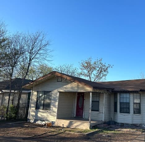 3-bedroom rental at 3719 W Travis St in San Antonio, TX — photo 2
