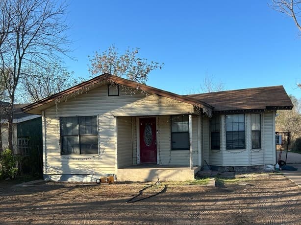 3-bedroom rental at 3719 W Travis St in San Antonio, TX — photo 3