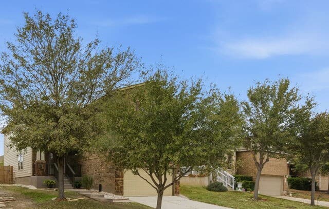 5-bedroom rental at 8119 Monte Seco in San Antonio, TX — photo 4