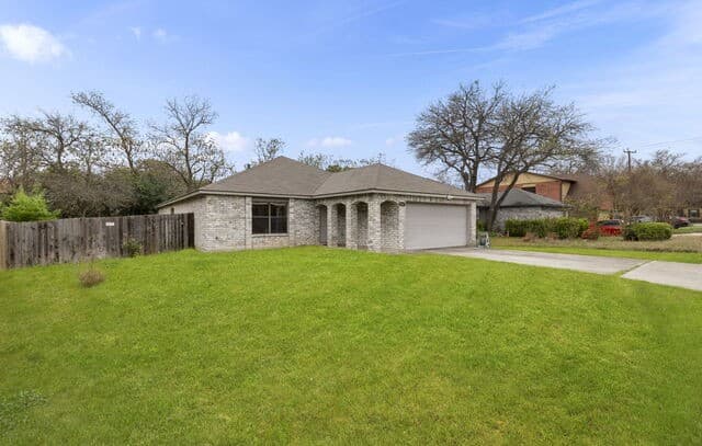 3-bedroom rental at 9327 Claret in San Antonio, TX — photo 2