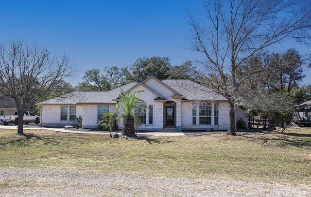 3-bedroom rental at 157 Park Rd in Bandera, TX — photo 2