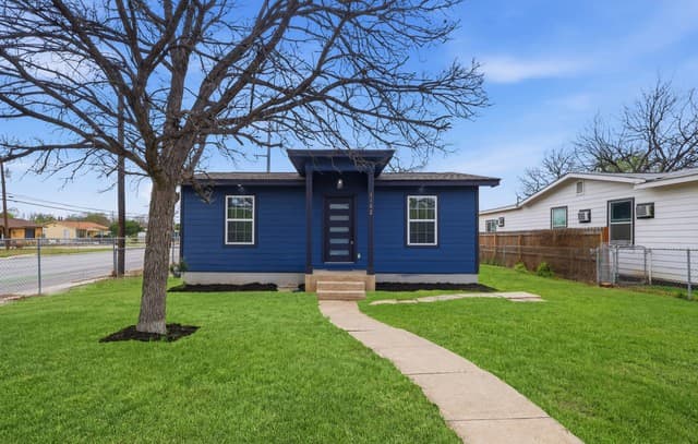 2-bedroom rental at 1102 Jewett in San Antonio, TX — photo 1