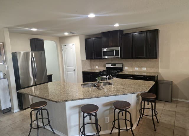 5-bedroom rental at 6024 Harvest Ranch in San Antonio, TX — photo 3