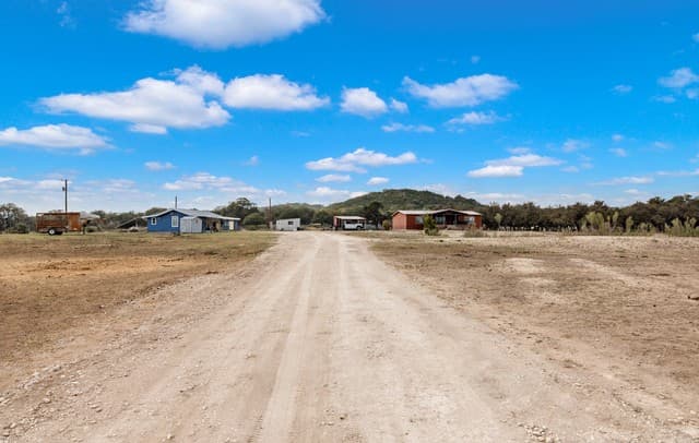 3-bedroom rental at 179 Pvt Rd 3830 in Utopia, TX — photo 2