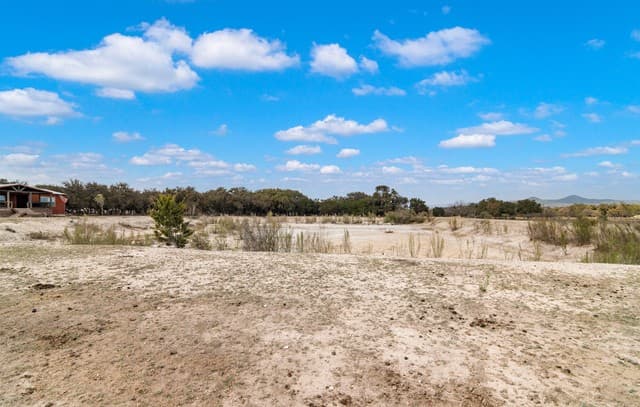 3-bedroom rental at 179 Pvt Rd 3830 in Utopia, TX — photo 4