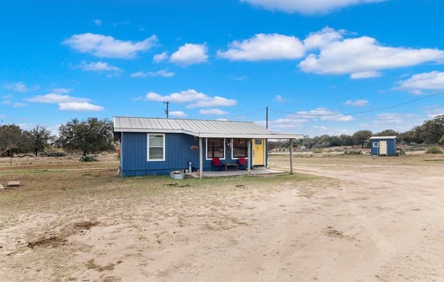 3-bedroom rental at 179 Pvt Rd 3830 in Utopia, TX — photo 5