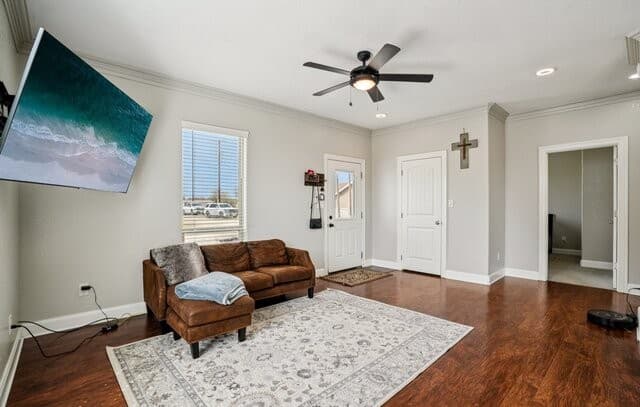 2-bedroom rental at 325 Las Palomas in Lytle, TX — photo 5