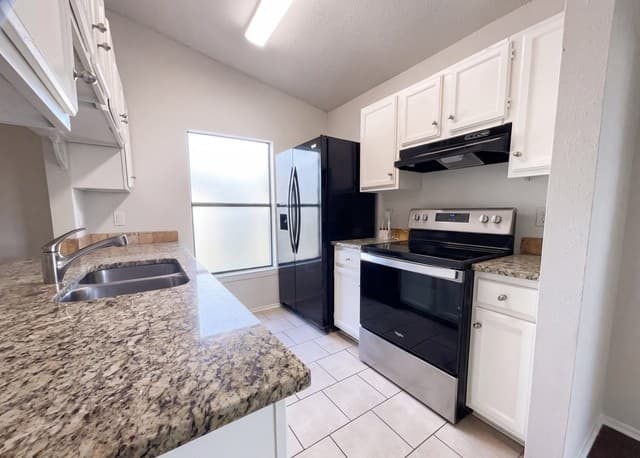 3-bedroom rental at 15009 Winter View in San Antonio, TX — photo 2