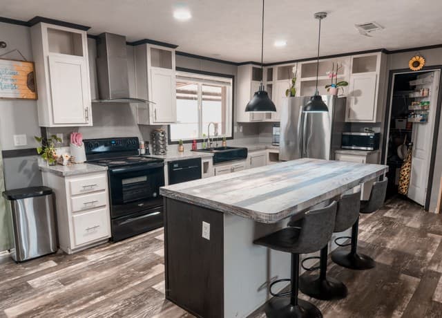 5-bedroom rental at 114 4th in Natalia, TX — photo 3