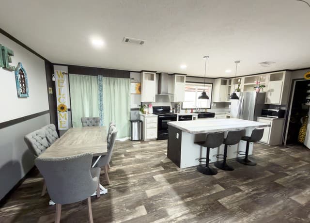 5-bedroom rental at 114 4th in Natalia, TX — photo 4