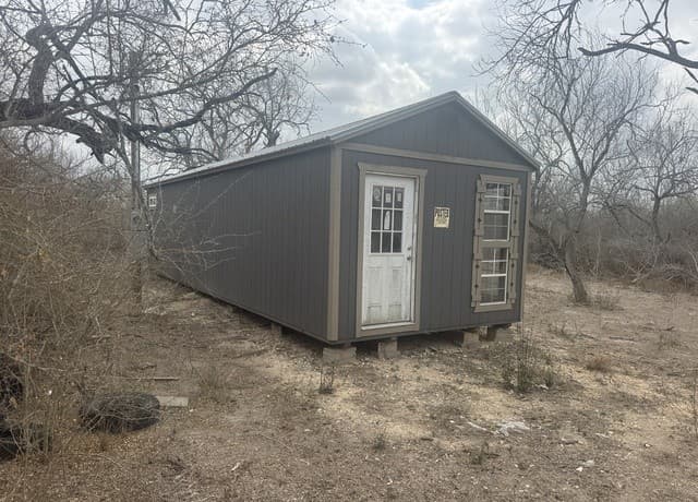 rental at 711 N Davidson in Karnes City, TX — photo 1