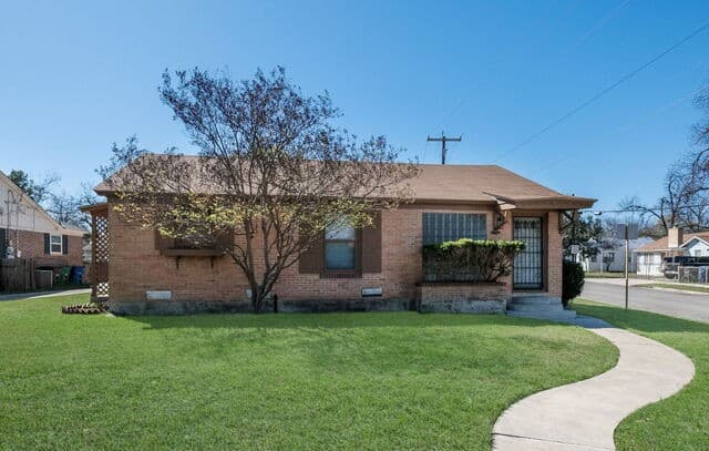 3-bedroom rental at 1902 Schley Ave in San Antonio, TX — photo 2