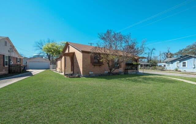3-bedroom rental at 1902 Schley Ave in San Antonio, TX — photo 4