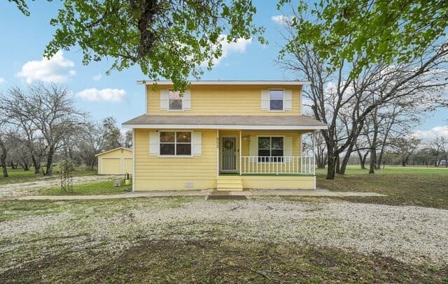 3-bedroom rental at 802 Eagle Creek in Floresville, TX — photo 4