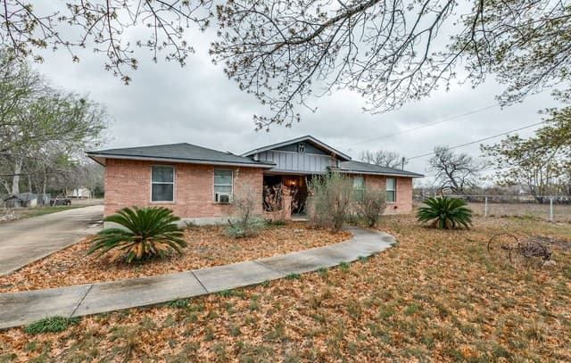 4-bedroom rental at 1551 W Villaret in San Antonio, TX — photo 1