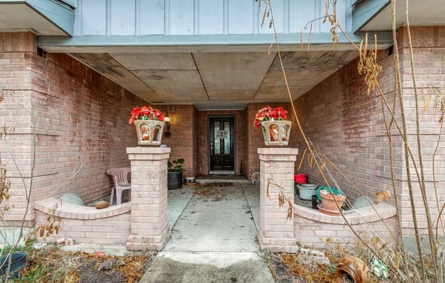 4-bedroom rental at 1551 W Villaret in San Antonio, TX — photo 4