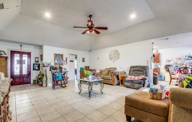 4-bedroom rental at 1551 W Villaret in San Antonio, TX — photo 5