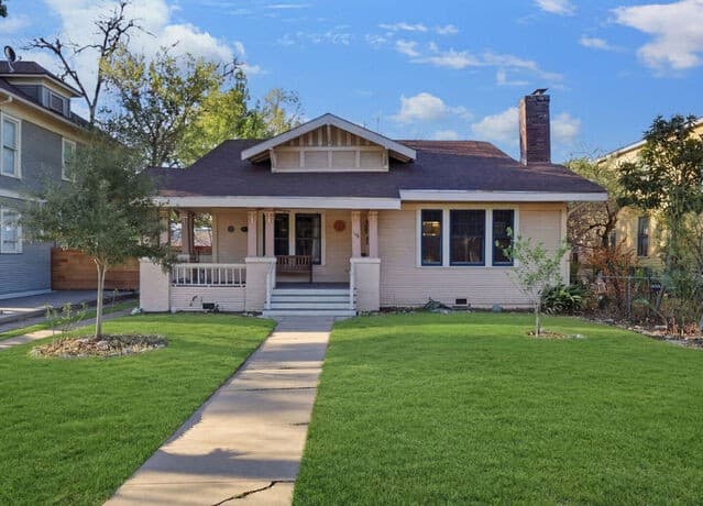 2-bedroom rental at 140 E French Pl in San Antonio, TX — photo 1