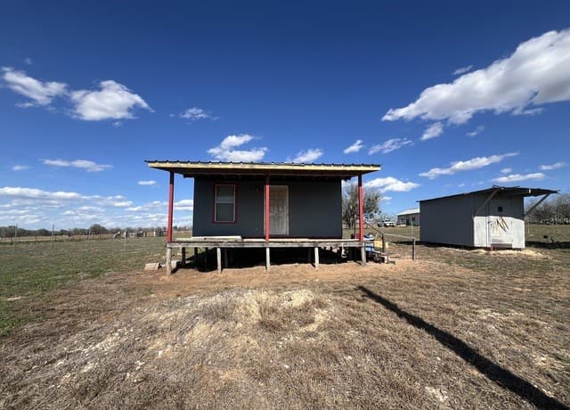 1-bedroom rental at 2074 County Road 306 in Floresville, TX — photo 1