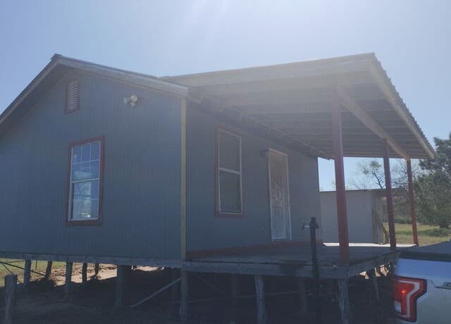 1-bedroom rental at 2074 County Road 306 in Floresville, TX — photo 3